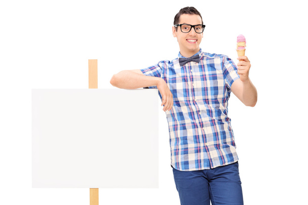 Joyful man holding ice cream - Foto, immagini