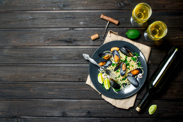 Mediterranean food. Seafood spaghetti with clams and white wine. On a wooden background. - Foto, imagen