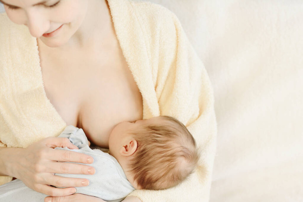 Mother breastfeeding her baby. Healthy lifestyle concept. - Foto, imagen