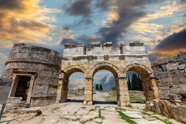 κιονοστοιχία στον κεντρικό δρόμο της αρχαίας ερειπωμένης πόλης Ιεράπολις στην Τουρκία - Φωτογραφία, εικόνα