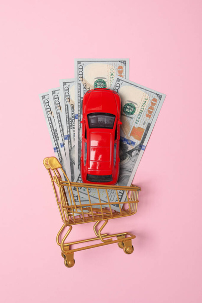 Concept d'achat de voiture et d'assurance avec voiture jouet - Photo, image