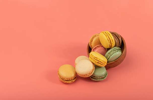 Macaron dort izolované, makrónové sušenky, mandlové pusinky, sladké makróny, barevný francouzský dezert na bílém pozadí - Fotografie, Obrázek