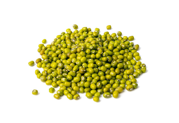 Dry Raw Mung Beans Isolated, Vigna Radiata Seeds Pile, Macro Фото Green Gram, Maash или Moong Top View, Белый фон - Фото, изображение