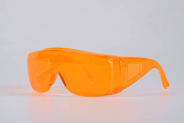 occhiali da sole arancioni isolati su sfondo bianco  - Foto, immagini