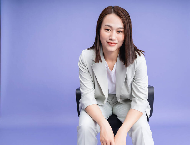 Foto der jungen asiatischen Geschäftsfrau im Hintergrund - Foto, Bild