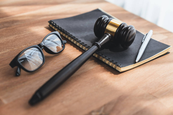 Szekrény felső nézet fekete fa kalapács kalapács könyv és szemüveg fa irodai háttér igazságszolgáltatási jogrendszer ügyvéd és bíró, Szimbolizálja a hatóság és a pártatlanság tárgyalásokon. Egyenlőség - Fotó, kép
