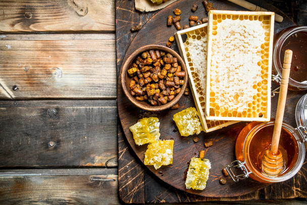 Assortment of different types of honey. On a wooden background. - Fotoğraf, Görsel