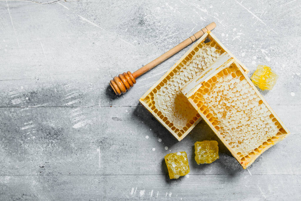 Honey in wooden honeycombs. On a rustic background. - Foto, Imagen