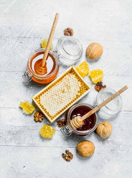The range of types of natural honey. On a rustic background. - Fotoğraf, Görsel