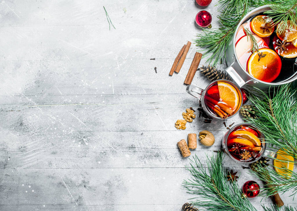 Christmas hot mulled wine with aromatic spices. On a rustic background. - Foto, Bild