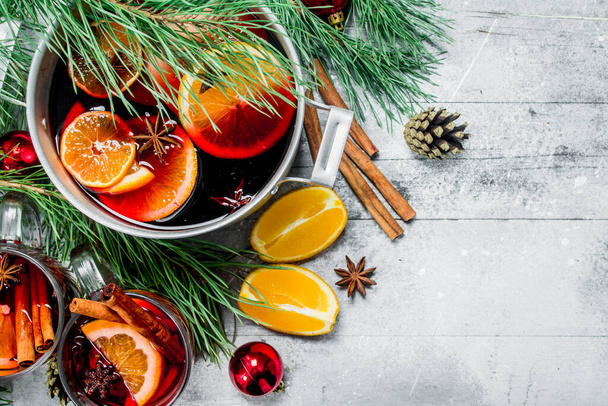Christmas hot Mulled wine in a pot of spices and herbs. On a rustic background. - Zdjęcie, obraz
