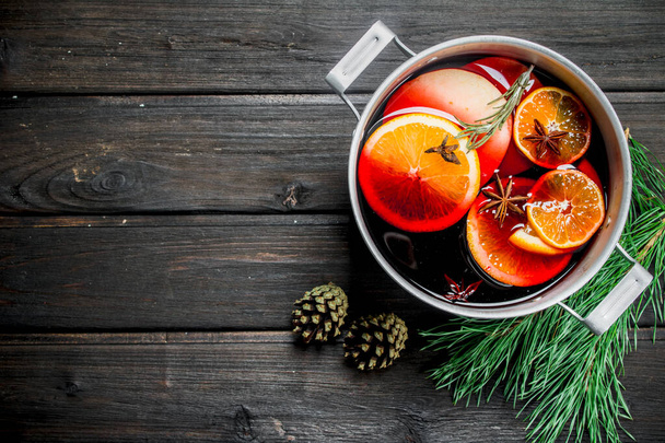 Mulled wine with fir branches. On a wooden background. - Foto, Bild