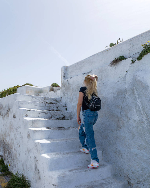 ブロンド女性探検サントリーニ島ギリシャ - 写真・画像