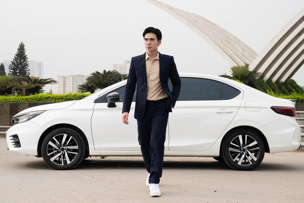 Young Asian business man with car - Foto, afbeelding
