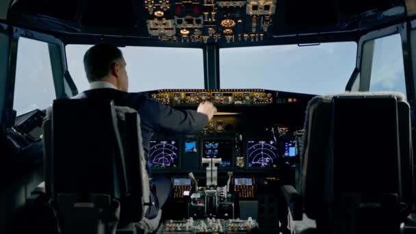 Pilot drückt während eines Flug- oder Flugsimulatortrainings auf das Gaspedal im Cockpit eines Düsenflugzeugs - Filmmaterial, Video