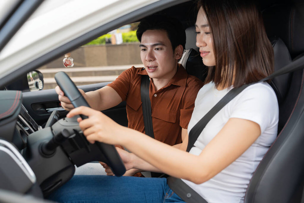 Imagen de pareja asiática joven con coche - Foto, imagen