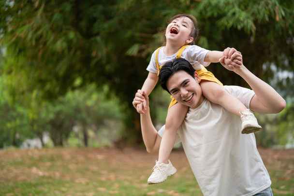 Image of young Asian father and daughter - Foto, Imagen