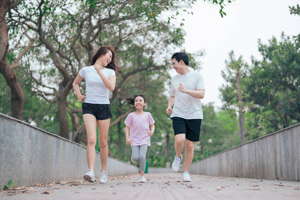 fotografie mladého asijského rodinného cvičení v parku - Fotografie, Obrázek
