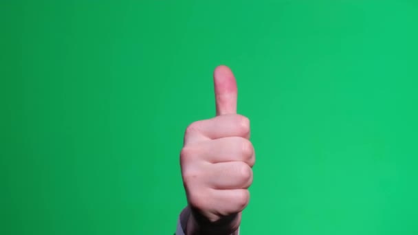 Pokaż kciuki do góry gest na zielonym tle. Mężczyzna wyciąga rękę i robi kciuki w górę, zielony ekran z kluczem. 4k wideo - Materiał filmowy, wideo