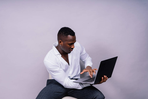 Afroamerikanischer Millennial-Geschäftsmann isoliert auf Studiohintergrund, erfolgreicher männlicher Anzug - Foto, Bild