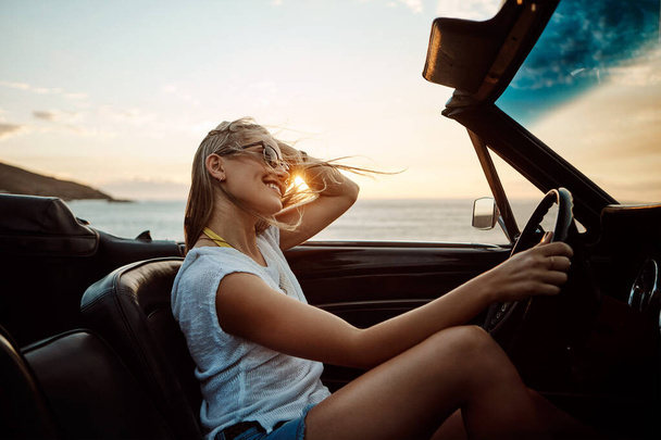Zaokrąglając podróż pięknym zachodem słońca. szczęśliwa młoda kobieta ciesząca się wakacyjną podróżą - Zdjęcie, obraz