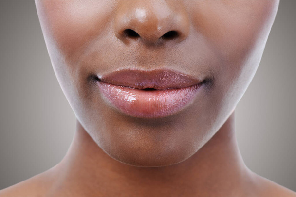 Każdej wardze przydałaby się odrobina połysku... zbliżenie afrykańskich ust kobiecych - Zdjęcie, obraz
