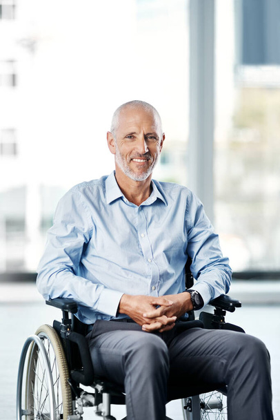 Seguro, silla de ruedas y retrato de un hombre con discapacidad en un hospital para rehabilitación. Discapacitados, atención médica y un paciente mayor con una sonrisa en una clínica de enfermería y atención de recuperación. - Foto, imagen