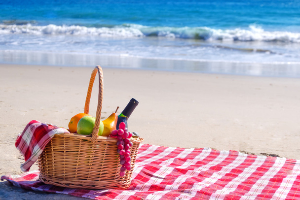 Picnic basket with fruits by the ocean - Foto, Imagem
