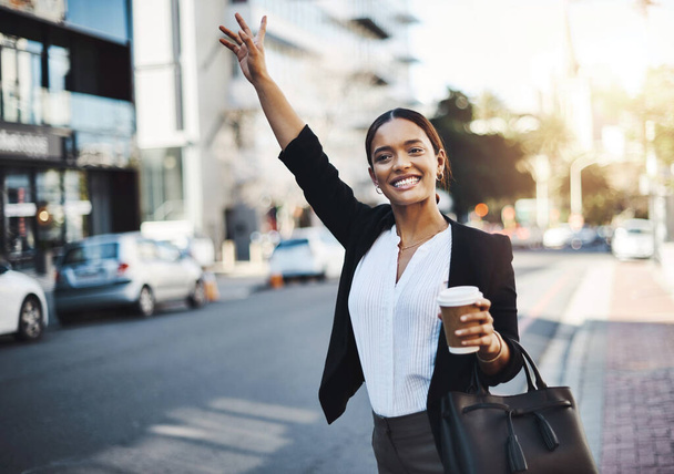 幸せな女性は、旅行や市内で手をタクシー、リフトやコーヒーを屋外でストリート輸送します。都市部の道路歩道の輸送、乗車またはピックアップを待って手を振ってビジネス女性. - 写真・画像