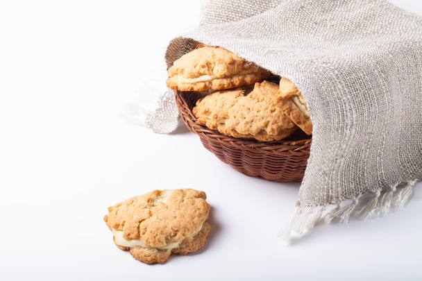 Basket of cookies with cottage cheese - sochnik on a light backg - Foto, immagini