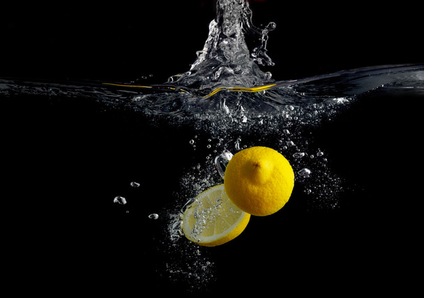 Limón en agua
 - Foto, imagen