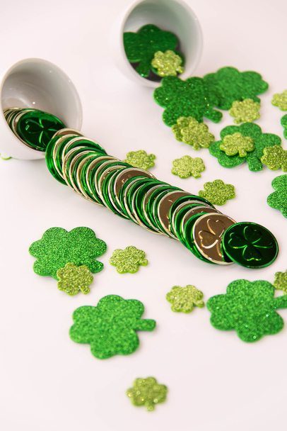 Ημέρα του Saint Patrick - κέρματα και τριφύλλια - Φωτογραφία, εικόνα