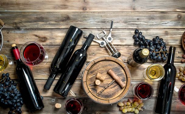 Wine background. White and red wine in glasses. On a wooden background. - Zdjęcie, obraz