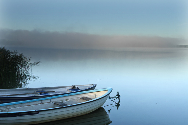 Озеро с пустыми лодками
 - Фото, изображение