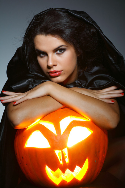 Morena sexual en traje de bruja en la noche de Halloween
 - Foto, imagen