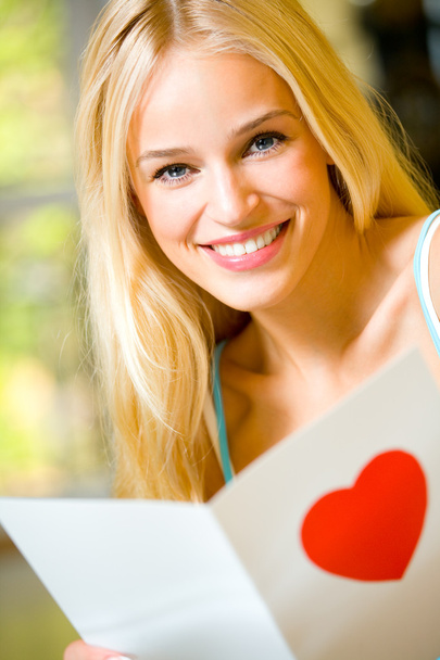 Retrato de jovem atraente mulher feliz, leitura cartão de namorados
 - Foto, Imagem