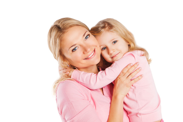 幸せな白い母および若い娘 - 分離のクローズ アップの肖像画。幸せな家族の人概念. - 写真・画像