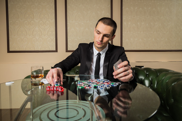 Jugador de poker en el casino
 - Foto, Imagen