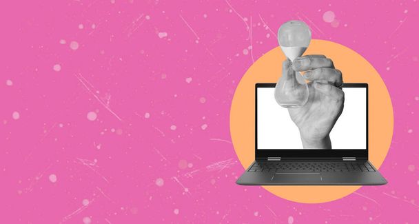 Κολάζ τέχνης. Χέρι με μια κλεψύδρα από έναν υπολογιστή σε ροζ φόντο. Ρεαλιστικό φόντο με χώρο για κείμενο. - Φωτογραφία, εικόνα