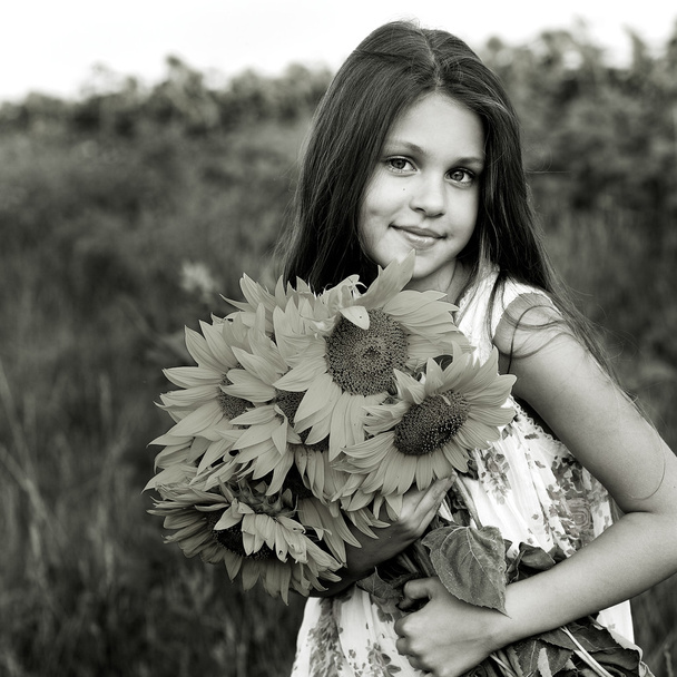 A little girl is in the field - Foto, Imagen