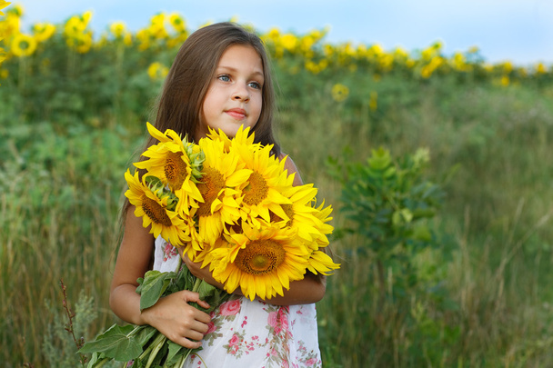 A little girl is in the field - Фото, изображение