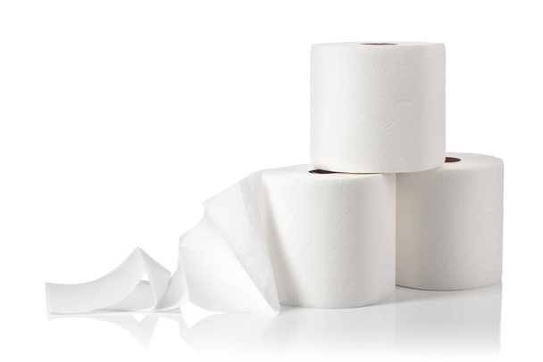 Rollos de toallas de papel están aislados sobre un fondo blanco. - Foto, imagen