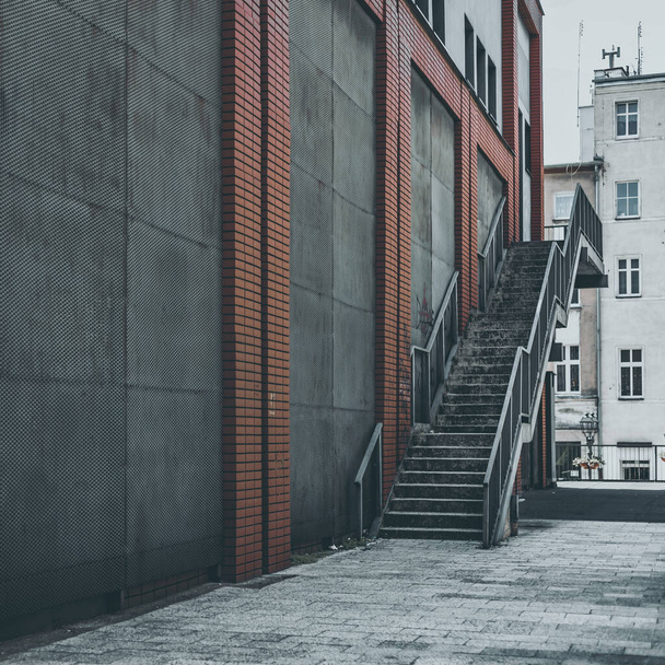 τσιμεντένιο κτίριο με εξωτερικές σκάλες - Φωτογραφία, εικόνα