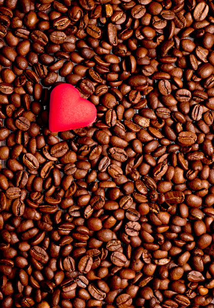 un cœur rouge sur les grains de café
 - Photo, image