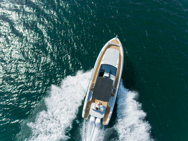 моторная яхта в навигации, вид с воздуха - Фото, изображение