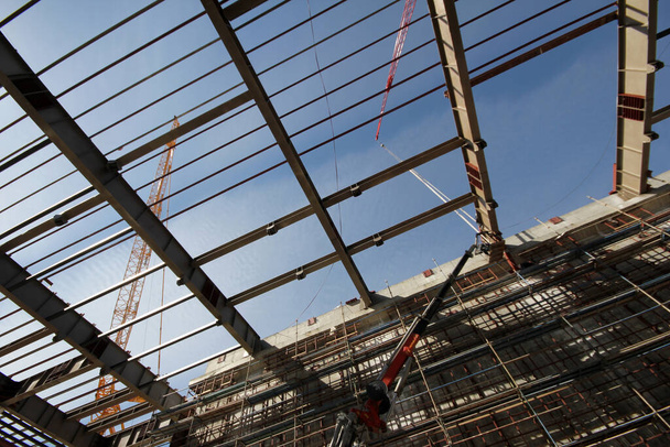 Steel frame of a new factory building under construction - Foto, afbeelding