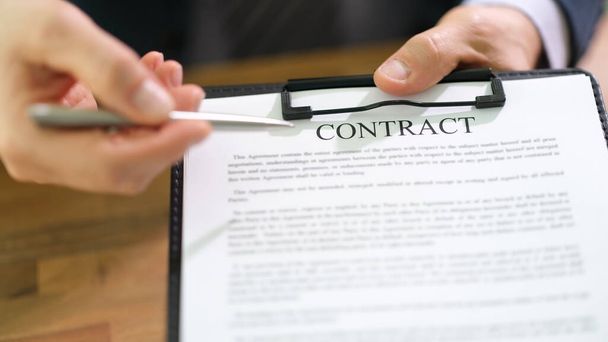 Gerente masculino dando documento de contrato del cliente y pluma para firmar primer plano. Concepto oficial de empleo - Foto, imagen