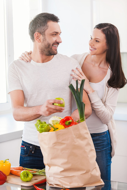 Young couple unpacking shopping bag - Foto, afbeelding