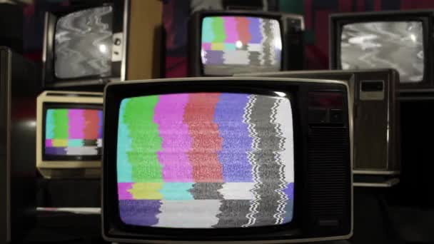 Retro TV encendiendo la pantalla verde clave de croma entre muchos televisores vintage con ruido estático y señal de patrón de prueba. De cerca. Resolución 4K. - Metraje, vídeo
