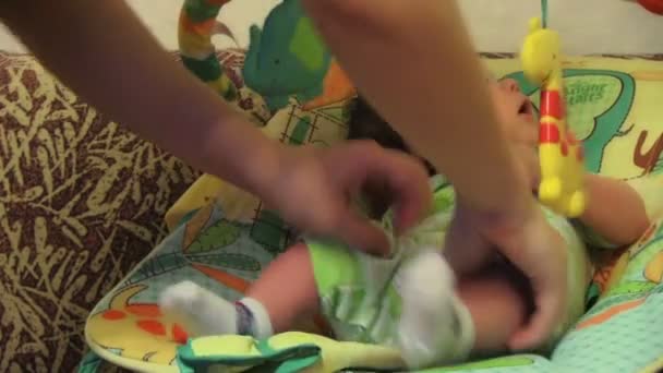 Anya helyezi a baba aludni - Felvétel, videó